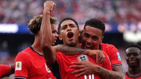 Goalscorer Jude Bellingham celebrates with team mates at England Panama game