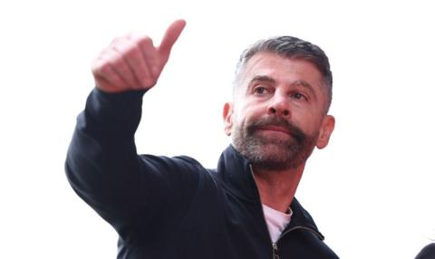 Stephen Robinson thumbs up