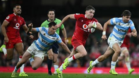 Dan Edwards runs with the ball for Wales v Argentina