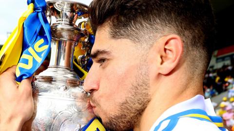 Manor Solomon kisses trophy