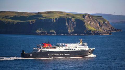 An MV Hebrides a' seòladh a-mach à Ùige
