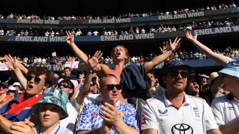 England cricket fans celebrate Ashes victory in Melbourne