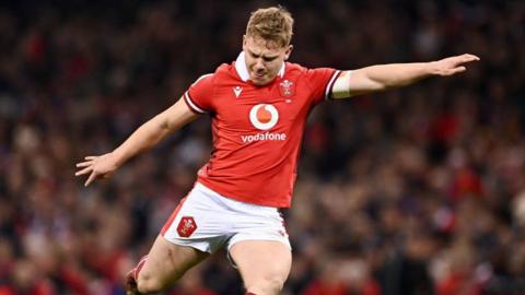 Sam Costelow kicks for Wales