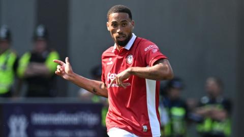 Bristol City defender Zak Vyner in action
