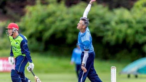 Martyn Gidley bowling