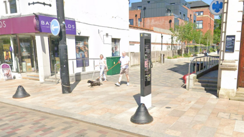 A google maps image of the junction of Camberley High Street and Knoll Walk.