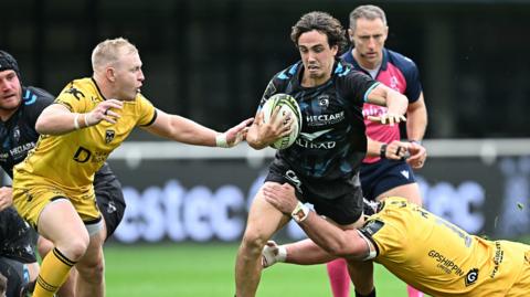 Alexis Bernadet, Montpellier, gyda'r bêl a Tinus de Beer i'r Dreigiau