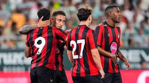 Evamilson celebrates his goal with his teammates