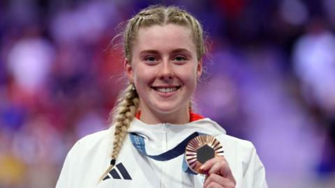 Emma Finucane with her sprint bronze medal