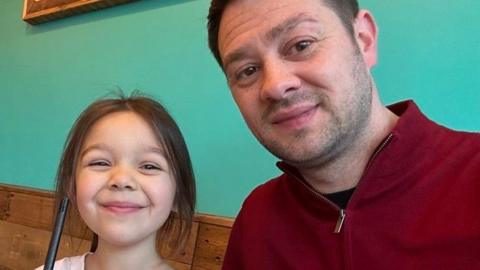 Jamie sat with his daughter Vesper taking a selfie.