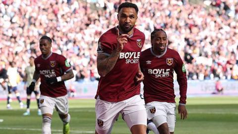 West Ham players celebrate late winner