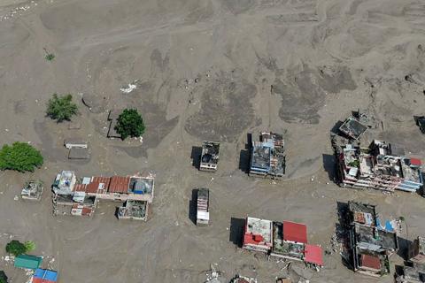Enxurrada na fronteira entre Nepal e Tibete mata pelo menos 95 pessoas e deixa centenas desaparecidas; acompanhe