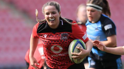 Gabby Healan of Brython Thunder breaks away
