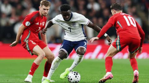 Bukayo Saka yn erbyn Cymru