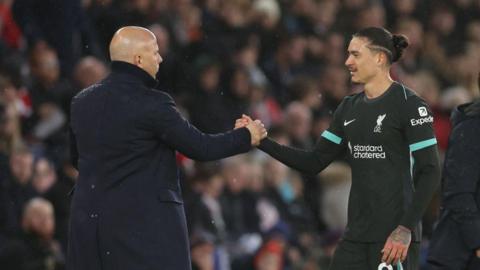 Arne Slot and Darwin Nunez