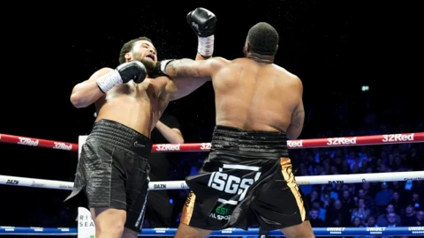 Moses Itauma lands an uppercut on Jermaine Franklin
