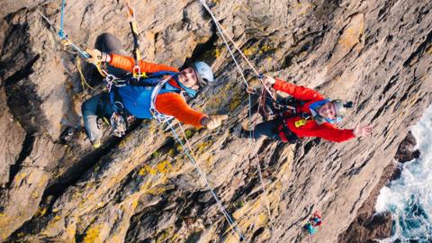 Nicky Brierley agus Hamish MacLeòid a' sreap