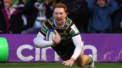 George Hendy scores a try