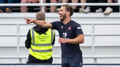 Smith, del Wrexham, sorprende al Manchester United en Helsinki.