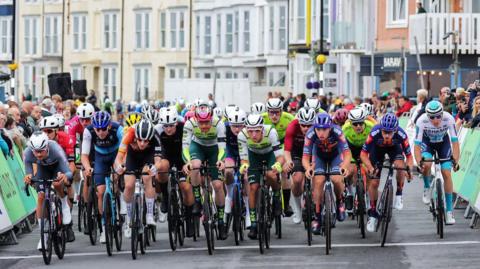 Beicwyr ar y prom yn Aberystwyth