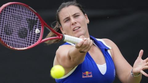 Emma Navarro hits a forehand
