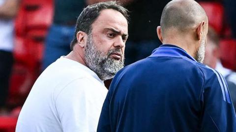 Evangelos Marinakis speaks to Nuno Espirito Santo