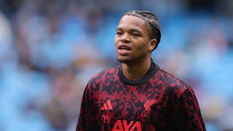 Rio Ngumoha warms up