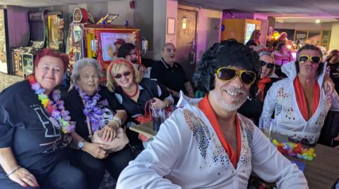 Pobl wedi gwisgo fyny fel Elvis