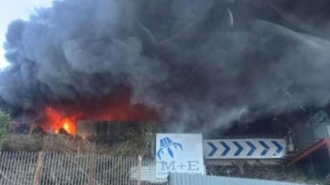 Tan mewn iard metel sgrap