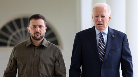 Zelensky and Biden walk through the White House.