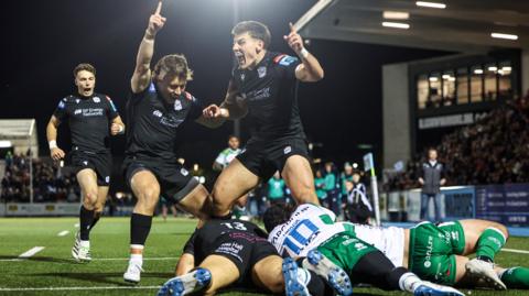 Glasgow celebrate a try