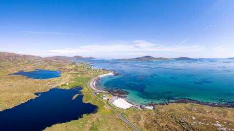 Ceann a deas Uibhist a Deas a' coimhead air Èirisgeidh agus Barraigh bhon adhar