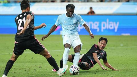 Jeremy Monga competes for the ball with Kwon Kyung Won