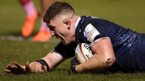Jacques Vermeulen dives to score a try for Sale Sharks