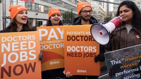: Resident doctors join a picket line outside St Thomas' Hospital as members of the British Medical Association take part in a five-day strike action over pay and jobs in London, United Kingdom on December 17, 2025. 