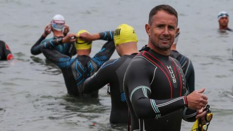 Shane williams yn nofio