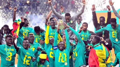 Senegal players lift the CHAN title in 2022