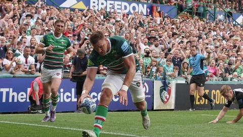 Hanro Liebenberg scoring a try