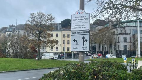 An image of a sign in St Peter Port showing their twin with France