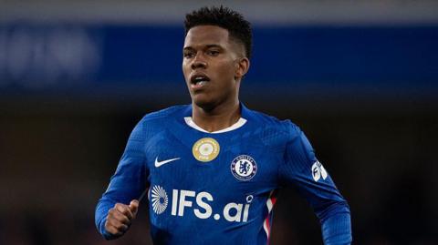 Estevao Willian running in a Chelsea shirt against Manchester United