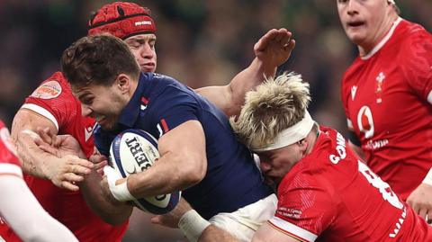 Antoine Dupont attacks the Wales defence