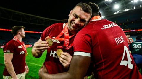 Tadgh Beirne celebrates with Maro Itoje