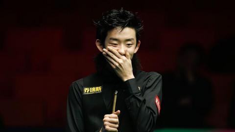 Wu Yize in action against Zhao Xintong in Nanjing