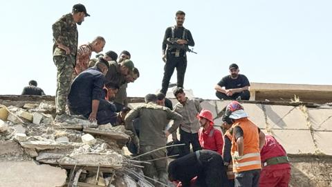 Iraqi security forces and emergency personnel work at the site of a US-Saudi air strike north of Muqdadiyah district, in Iraq's Dayala province (29 July 2026)
