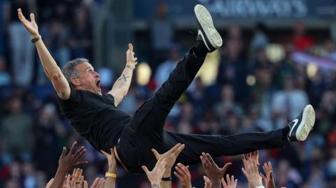 Luis Enrique thrown up in the air by PSG players