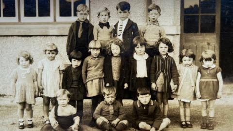 Llun o ddyddiau cynnar Ysgol Llanrug