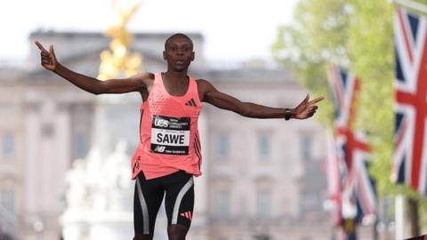 Sabastian Sawe celebrates crossing the line
