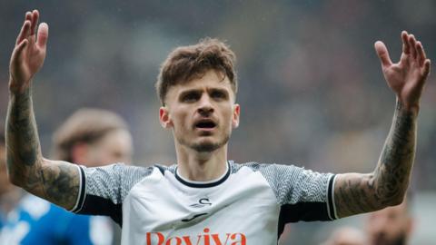 Jamie Paterson with his arms outstretched while playing for Swansea