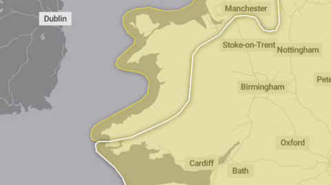 Mae rhybuddion melyn mewn grym ar gyfer pob rhan o Gymru am gyfnod ddydd Sadwrn