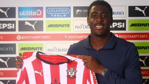 Divin Mubama poses with a Southampton shirt